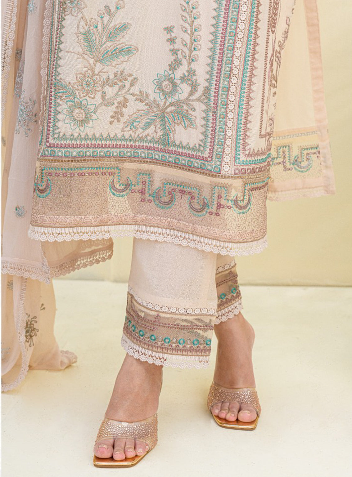 Souz-E-Ulfat By Addee Embroidered Lawn Stitched 3 Piece Suit - AD24SU SM-004 GAZEENA Souz-E-Ulfat By Addee Embroidered Lawn Stitched 3 Piece Suit - AD24SU SM-004 GAZEENA