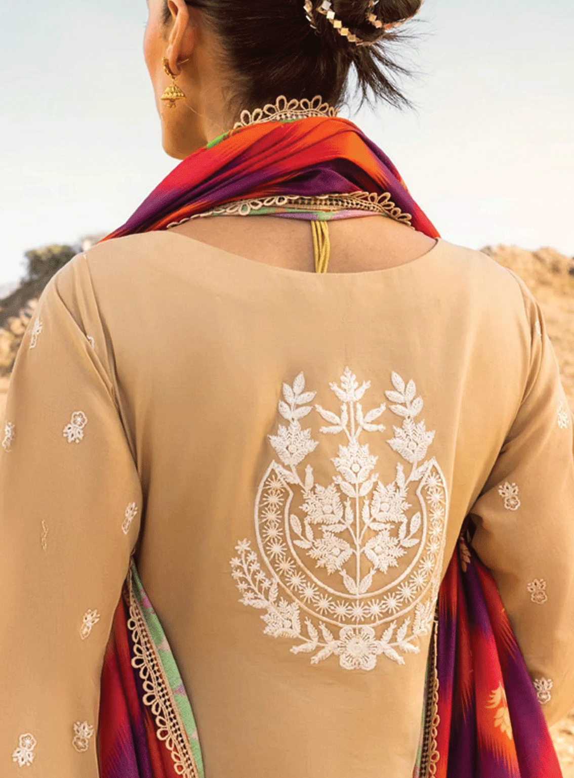 Zainab Chottani Embroidered Lawn Unstitched 3 Piece Suit - ZC23CL 2A DEEDAG Zainab Chottani Embroidered Lawn Unstitched 3 Piece Suit - ZC23CL 2A DEEDAG