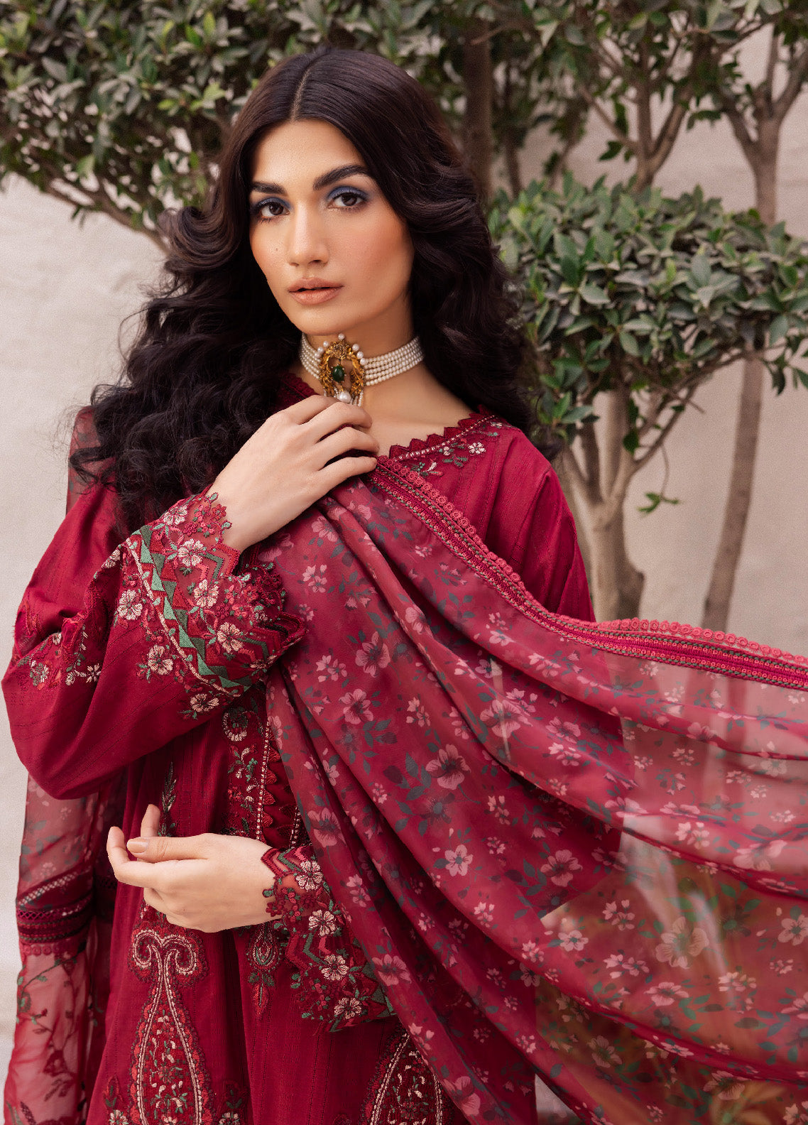 Dahlia By Iznik Embroidered Luxury Lawn 3 Piece Unstitched Suit IZ24DLL 01 GOSSAMER Dahlia By Iznik Embroidered Luxury Lawn 3 Piece Unstitched Suit IZ24DLL 01 GOSSAMER