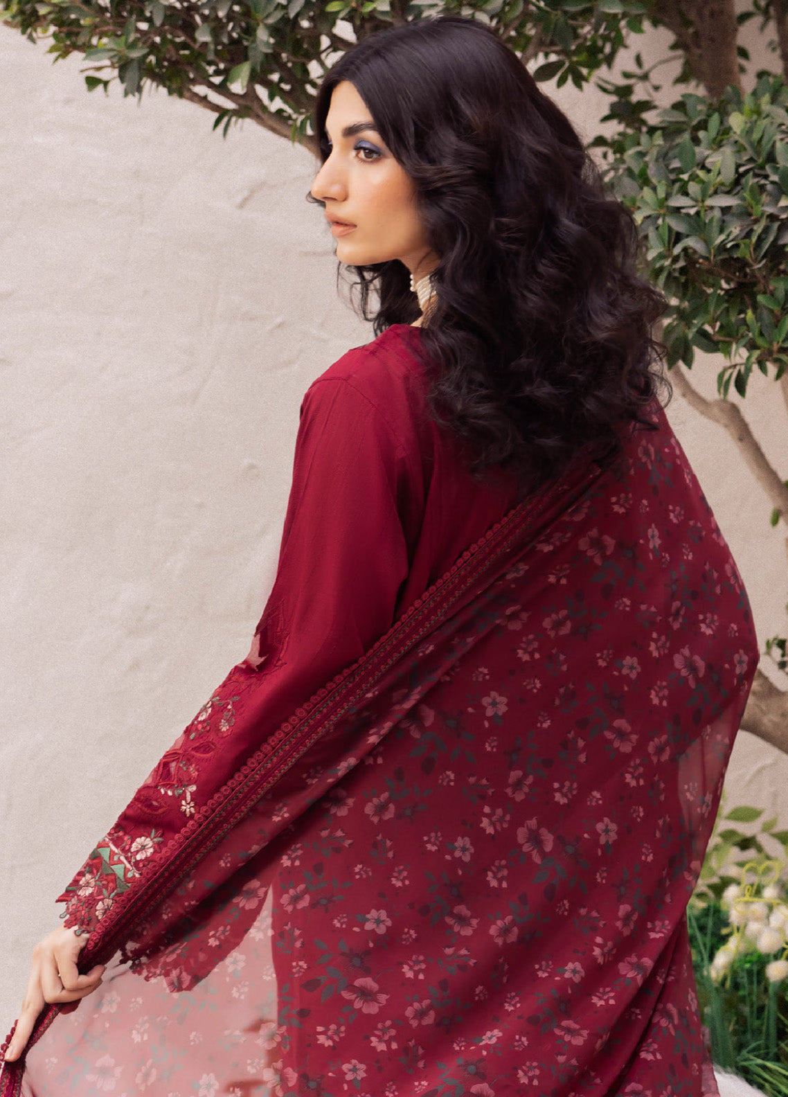 Dahlia By Iznik Embroidered Luxury Lawn 3 Piece Unstitched Suit IZ24DLL 01 GOSSAMER Dahlia By Iznik Embroidered Luxury Lawn 3 Piece Unstitched Suit IZ24DLL 01 GOSSAMER