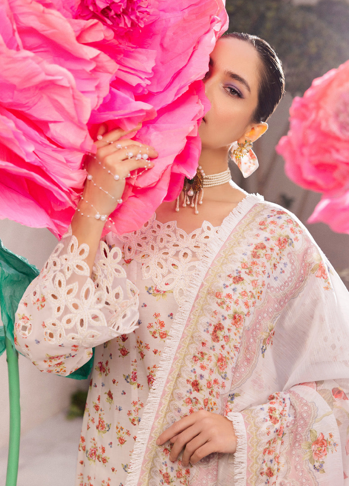 Dahlia By Iznik Embroidered Luxury Lawn 3 Piece Unstitched Suit IZ24DLL 05 SPLENDOUR Dahlia By Iznik Embroidered Luxury Lawn 3 Piece Unstitched Suit IZ24DLL 05 SPLENDOUR