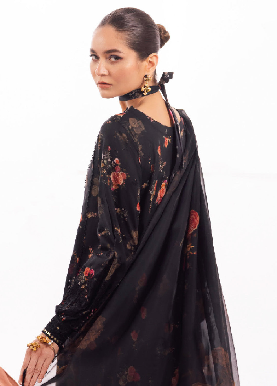 Dahlia By Iznik Embroidered Luxury Lawn 3 Piece Unstitched Suit IZ24DLL 08 ENCHANT Dahlia By Iznik Embroidered Luxury Lawn 3 Piece Unstitched Suit IZ24DLL 08 ENCHANT