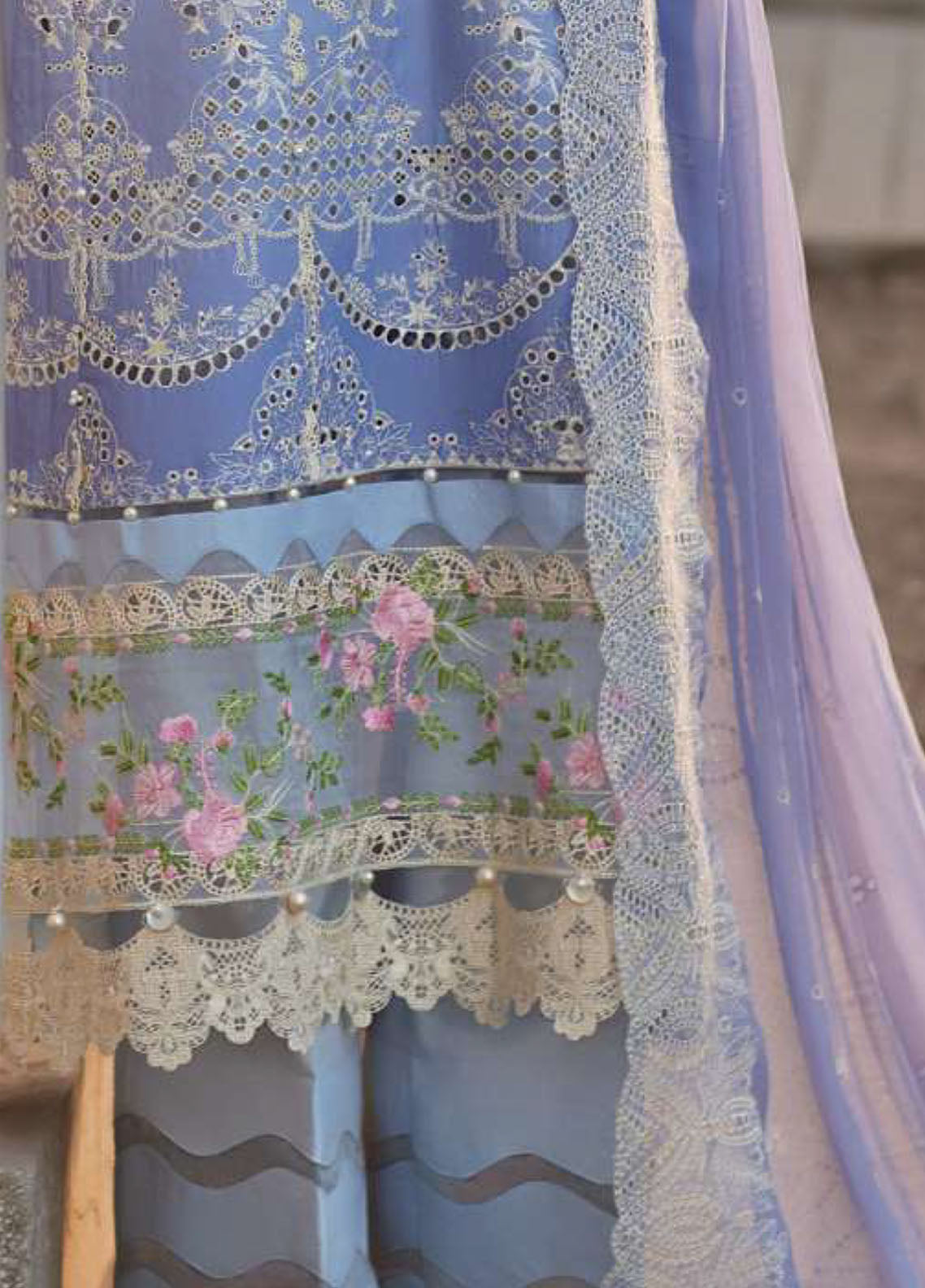 Elaf Premium Eid Edit Embroidered Lawn 3 Piece Unstitched Suit EF24PEE D-08 AMYRA Elaf Premium Eid Edit Embroidered Lawn 3 Piece Unstitched Suit EF24PEE D-08 AMYRA