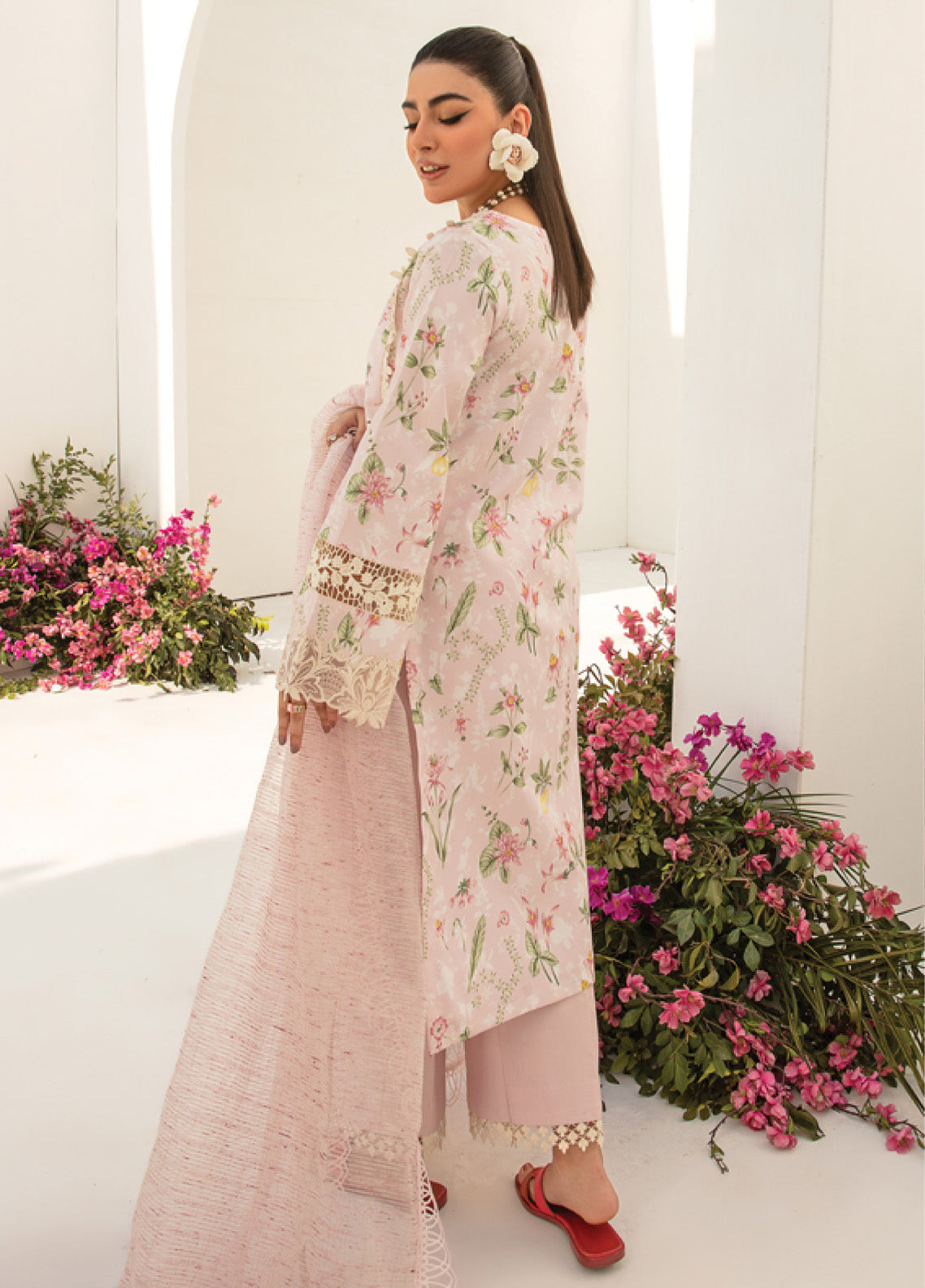 Florance By Rang Rasiya Embroidered Premium Lawn 3 Piece Unstitched Suit RR24FEL D02 LUNA Florance By Rang Rasiya Embroidered Premium Lawn 3 Piece Unstitched Suit RR24FEL D02 LUNA