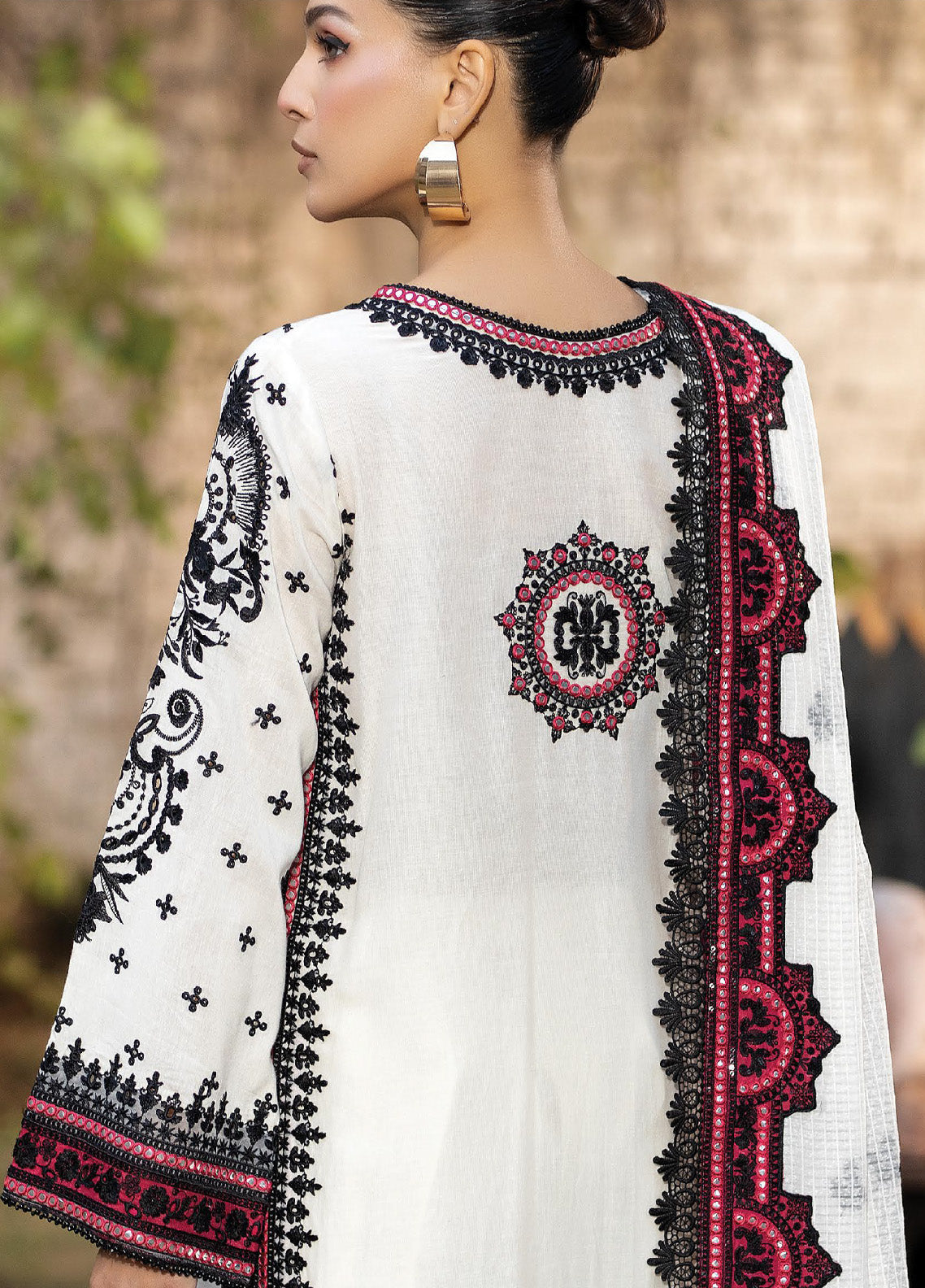 Gulposh By Serene Luxury Embroidered Lawn 3 Piece Unstitched Suit S24GLL-45-KARIMA Gulposh By Serene Luxury Embroidered Lawn 3 Piece Unstitched Suit S24GLL-45-KARIMA