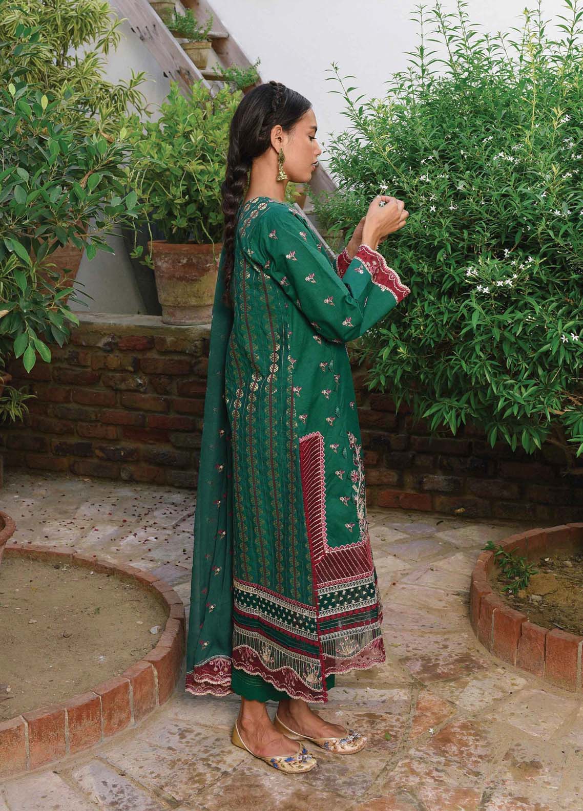 Qline By Qalamkar Embroidered Linen Unstitched 3 Piece Suit - 13 Qline By Qalamkar Embroidered Linen Unstitched 3 Piece Suit - 13