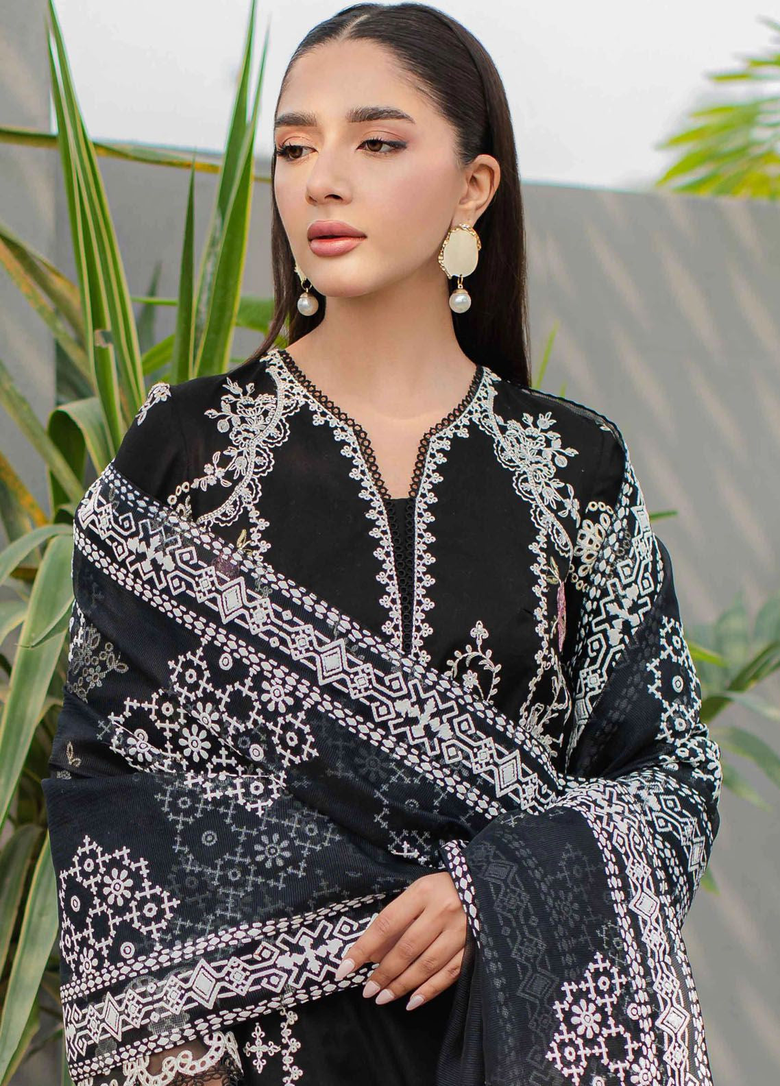 Qalamkar Qline Embroidered Lawn 3 Piece Unstitched Suit Q24QEL-09 EVADNE Qalamkar Qline Embroidered Lawn 3 Piece Unstitched Suit Q24QEL-09 EVADNE