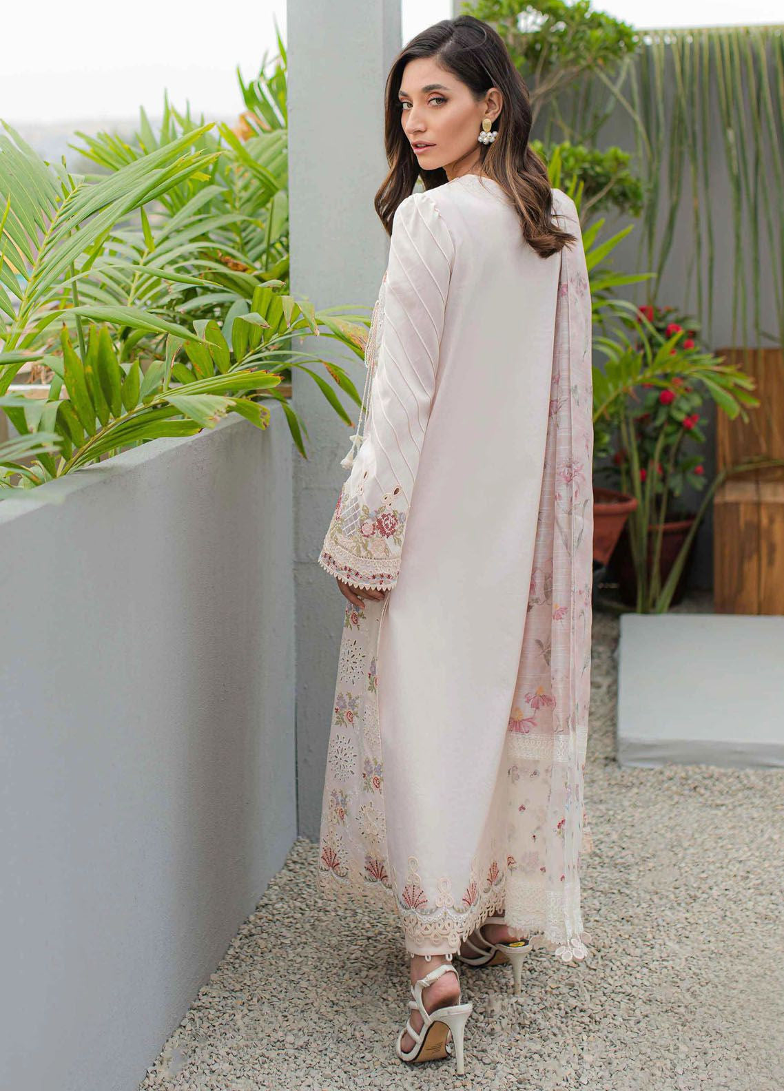 Qalamkar Qline Embroidered Lawn 3 Piece Unstitched Suit Q24QEL-13 OPALINE Qalamkar Qline Embroidered Lawn 3 Piece Unstitched Suit Q24QEL-13 OPALINE