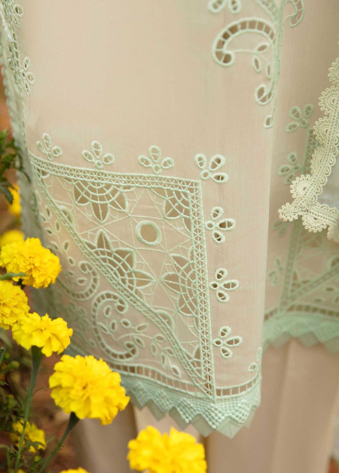 Sable Vogue Luxury Embroidered Swiss Lawn 3 Piece Unstitched Suit SV24LL-04 NISA Sable Vogue Luxury Embroidered Swiss Lawn 3 Piece Unstitched Suit SV24LL-04 NISA