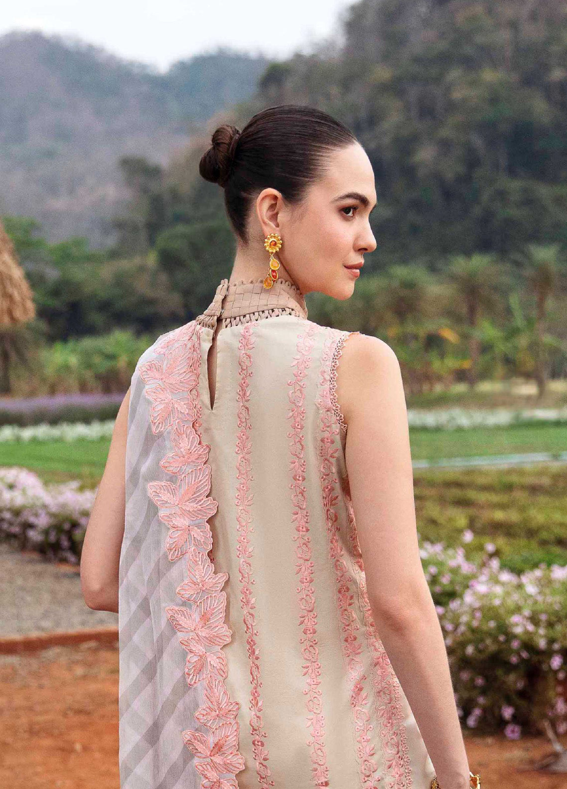 Sable Vogue Luxury Embroidered Swiss Lawn 3 Piece Unstitched Suit SV24LL-06 CLARA Sable Vogue Luxury Embroidered Swiss Lawn 3 Piece Unstitched Suit SV24LL-06 CLARA
