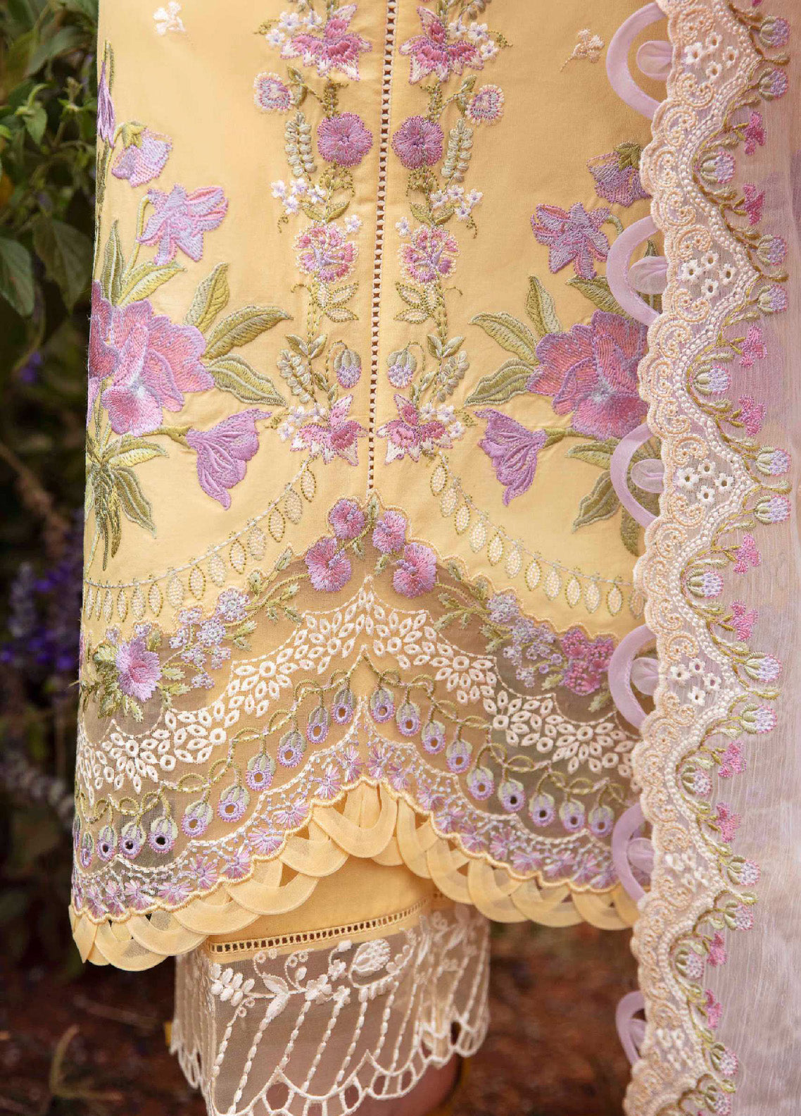 Sable Vogue Luxury Embroidered Lawn 3 Piece Unstitched Suit SV24LL-08 MAYE Sable Vogue Luxury Embroidered Lawn 3 Piece Unstitched Suit SV24LL-08 MAYE