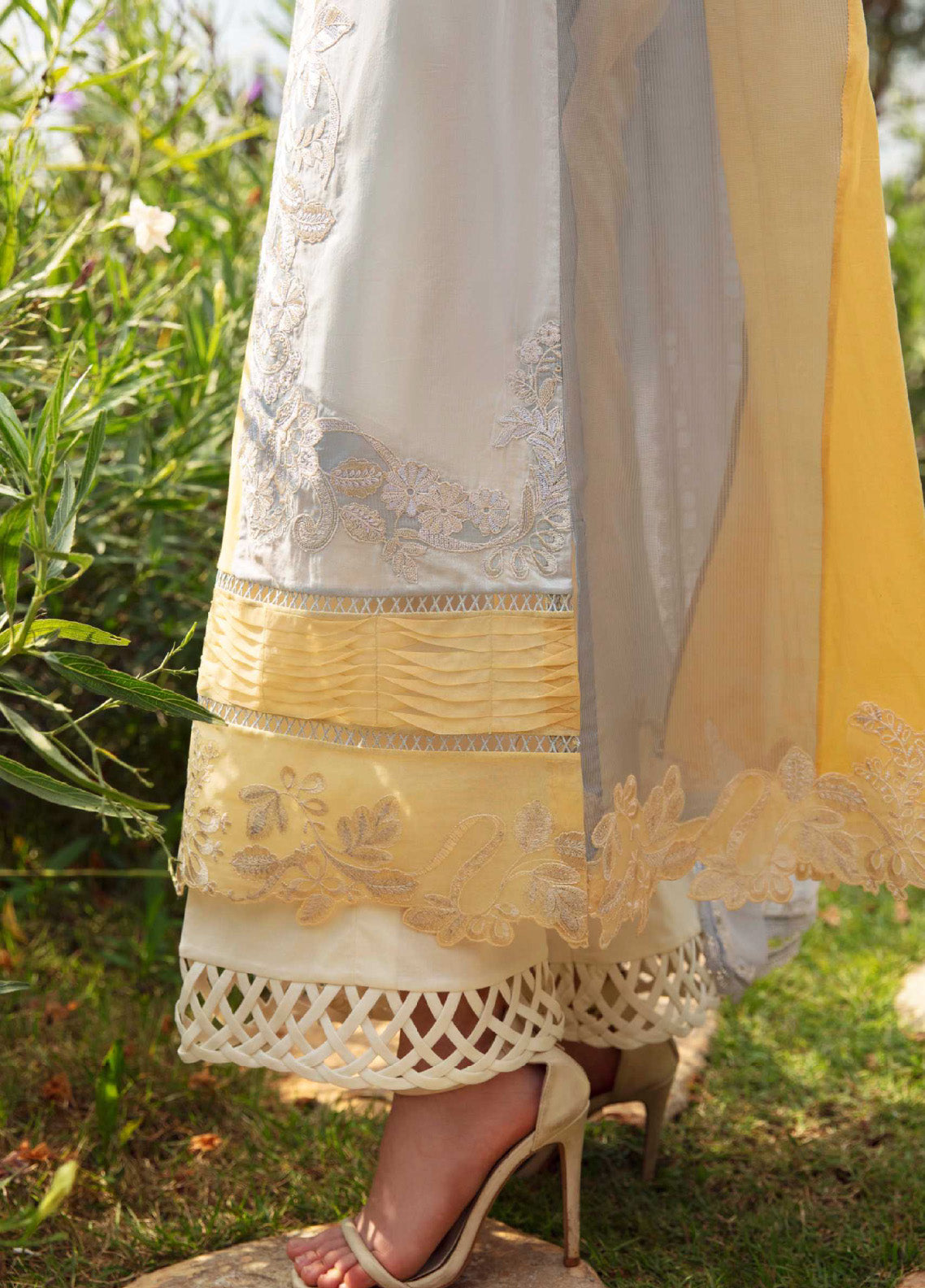 Sable Vogue Luxury Embroidered Lawn 3 Piece Unstitched Suit SV24LL-11 LEENA Sable Vogue Luxury Embroidered Lawn 3 Piece Unstitched Suit SV24LL-11 LEENA