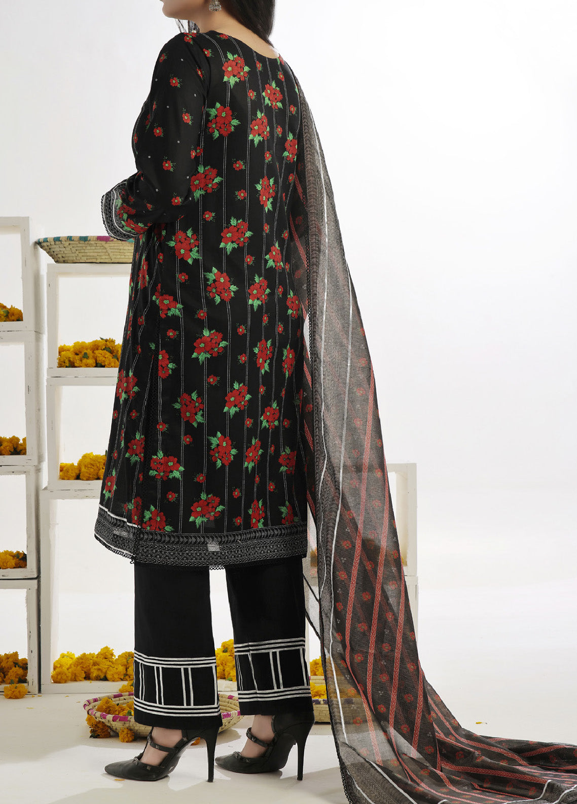 Sufina's By VS Textile Printed Lawn With Zari Dupatta 3 Piece Unstitched Suit VS24SPLZD-390 Sufina's By VS Textile Printed Lawn With Zari Dupatta 3 Piece Unstitched Suit VS24SPLZD-390