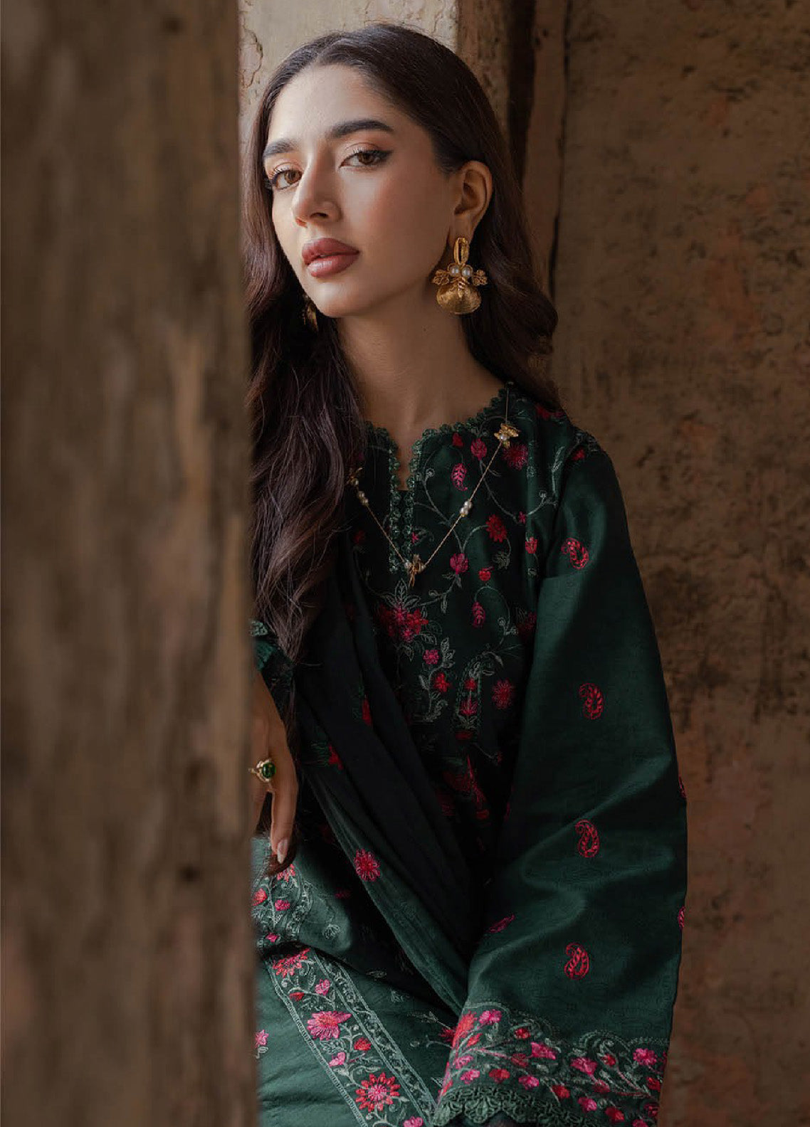 Summer Breeze By Rajbari Embroidered Lawn 3 Piece Unstitched Suit RB24SBEE-3B Summer Breeze By Rajbari Embroidered Lawn 3 Piece Unstitched Suit RB24SBEE-3B