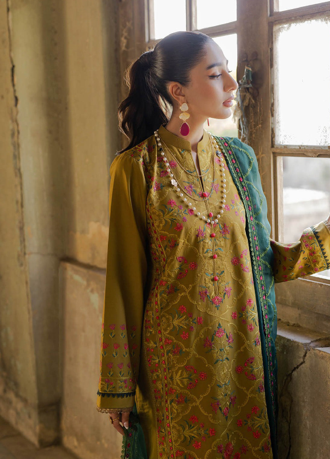 Summer Breeze By Rajbari Embroidered Lawn 3 Piece Unstitched Suit RB24SBEE-4B Summer Breeze By Rajbari Embroidered Lawn 3 Piece Unstitched Suit RB24SBEE-4B