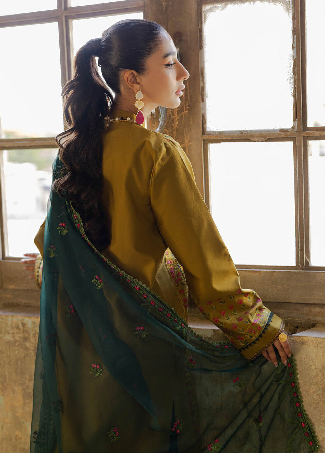Summer Breeze By Rajbari Embroidered Lawn 3 Piece Unstitched Suit RB24SBEE-4B Summer Breeze By Rajbari Embroidered Lawn 3 Piece Unstitched Suit RB24SBEE-4B
