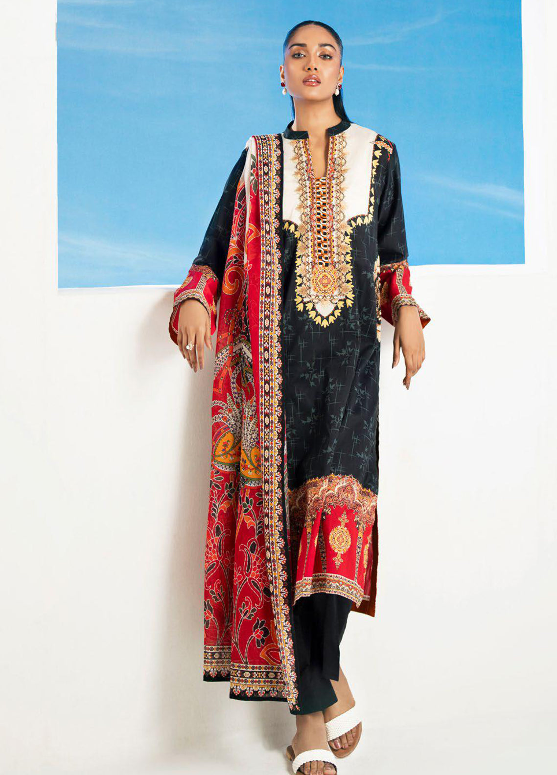 Gul Ahmed Embroidered Lawn 3 Piece Unstitched Suit GA26SEL D-CL-62267