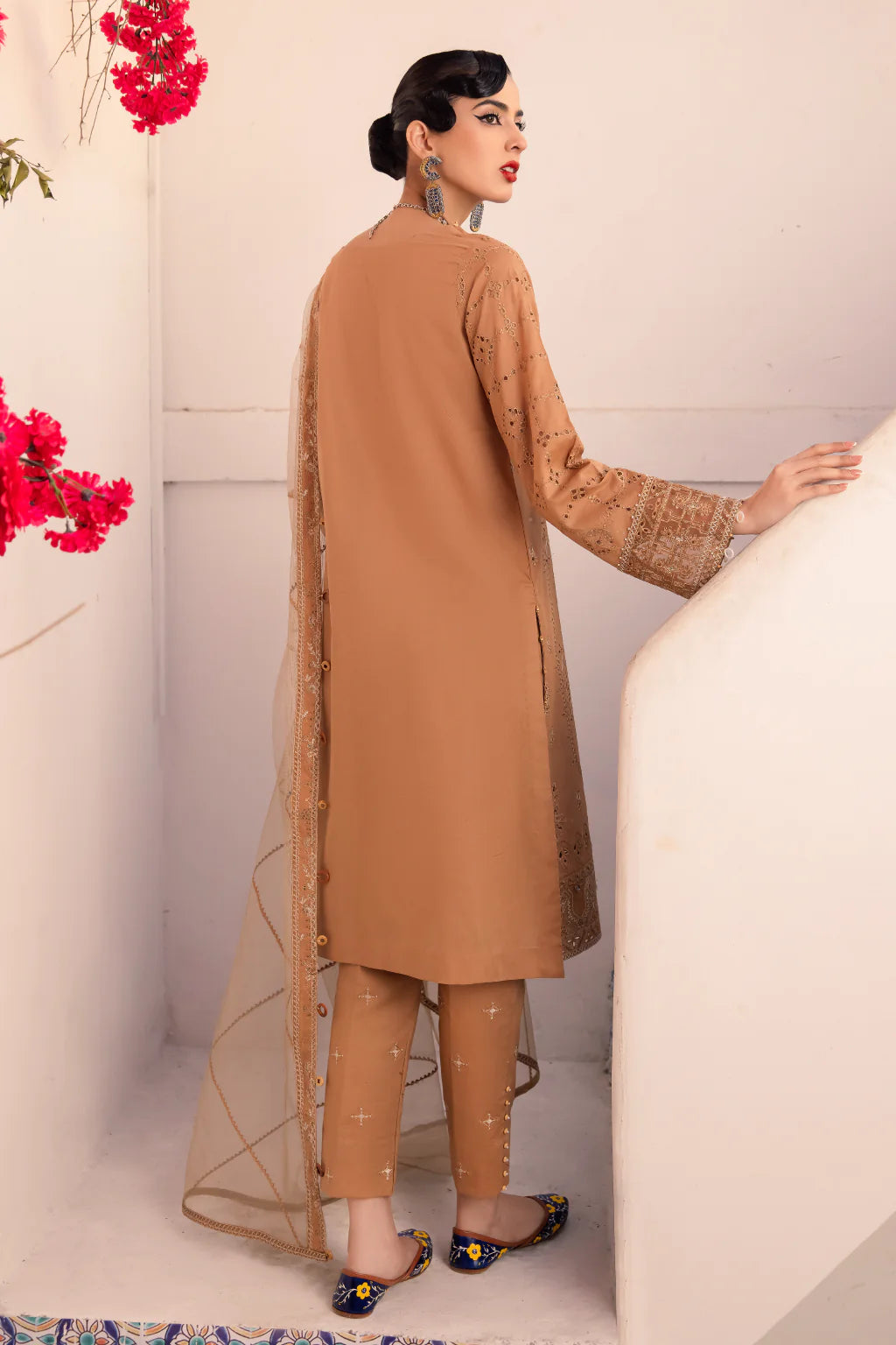 D#06 Iznik Ilaria Luxury Emb Lawn Collection 323