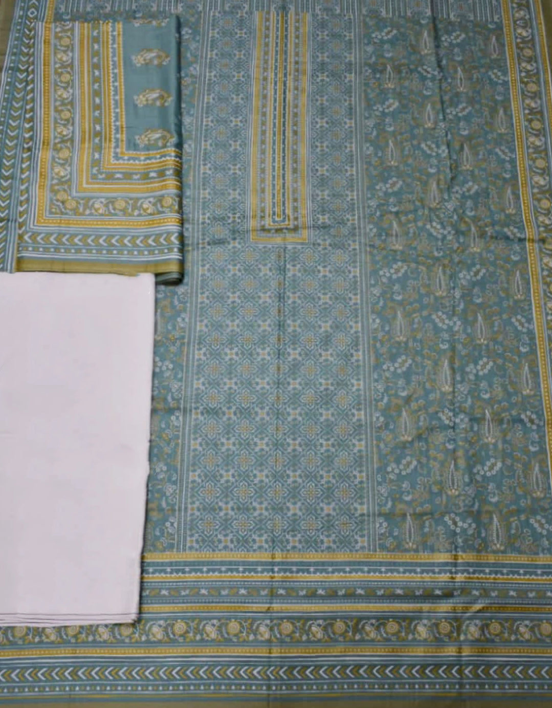 D#69 Friha & Farha Naz Printed Lawn 3Pc 423