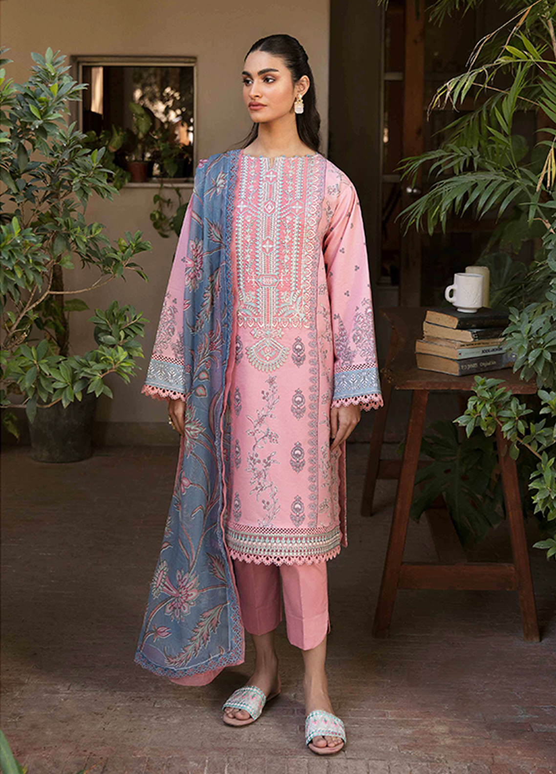 D#04 Seran Afsanah Emb Lawn Collection 323