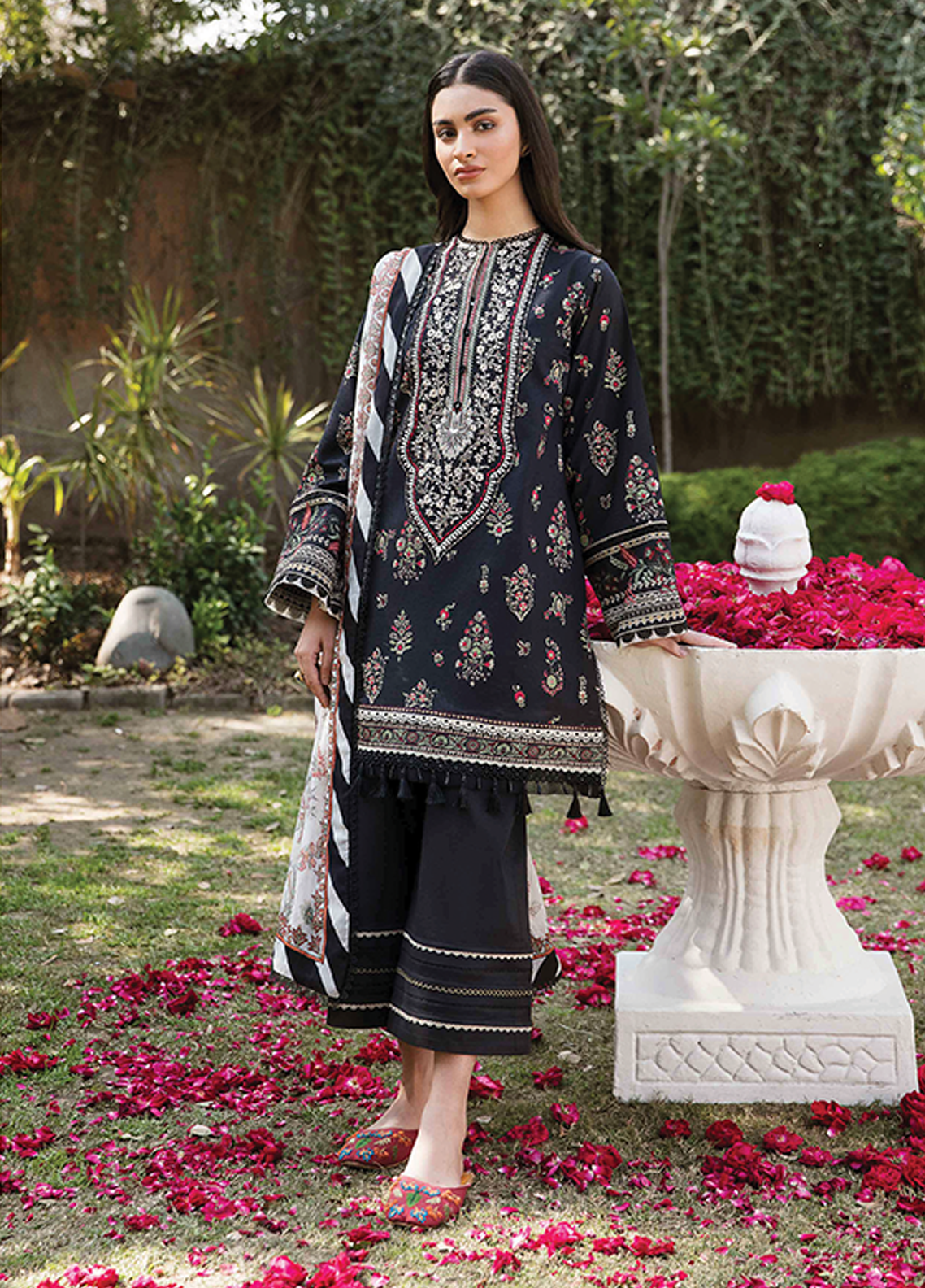 D#05 Seran Afsanah Emb Lawn Collection 323
