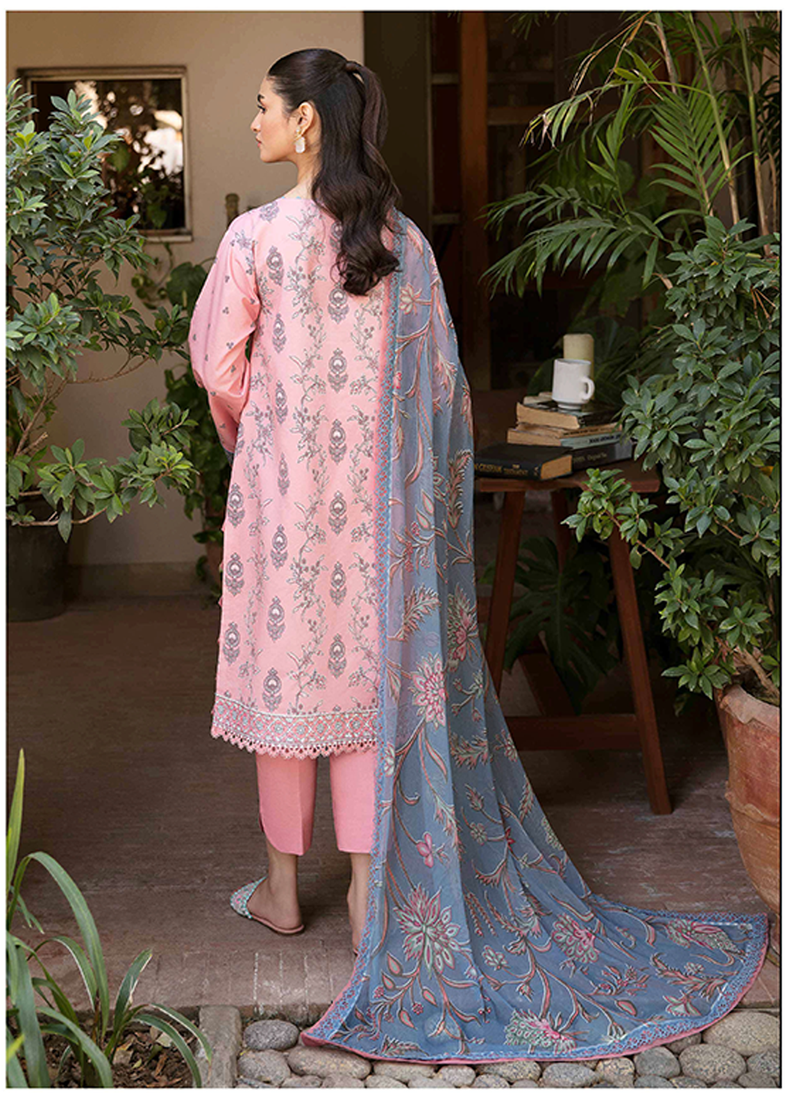 D#04 Seran Afsanah Emb Lawn Collection 323